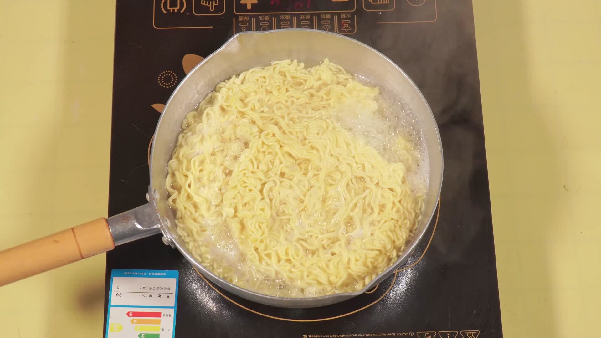 煮方便面煮面条打鸡蛋快餐视频的预览图