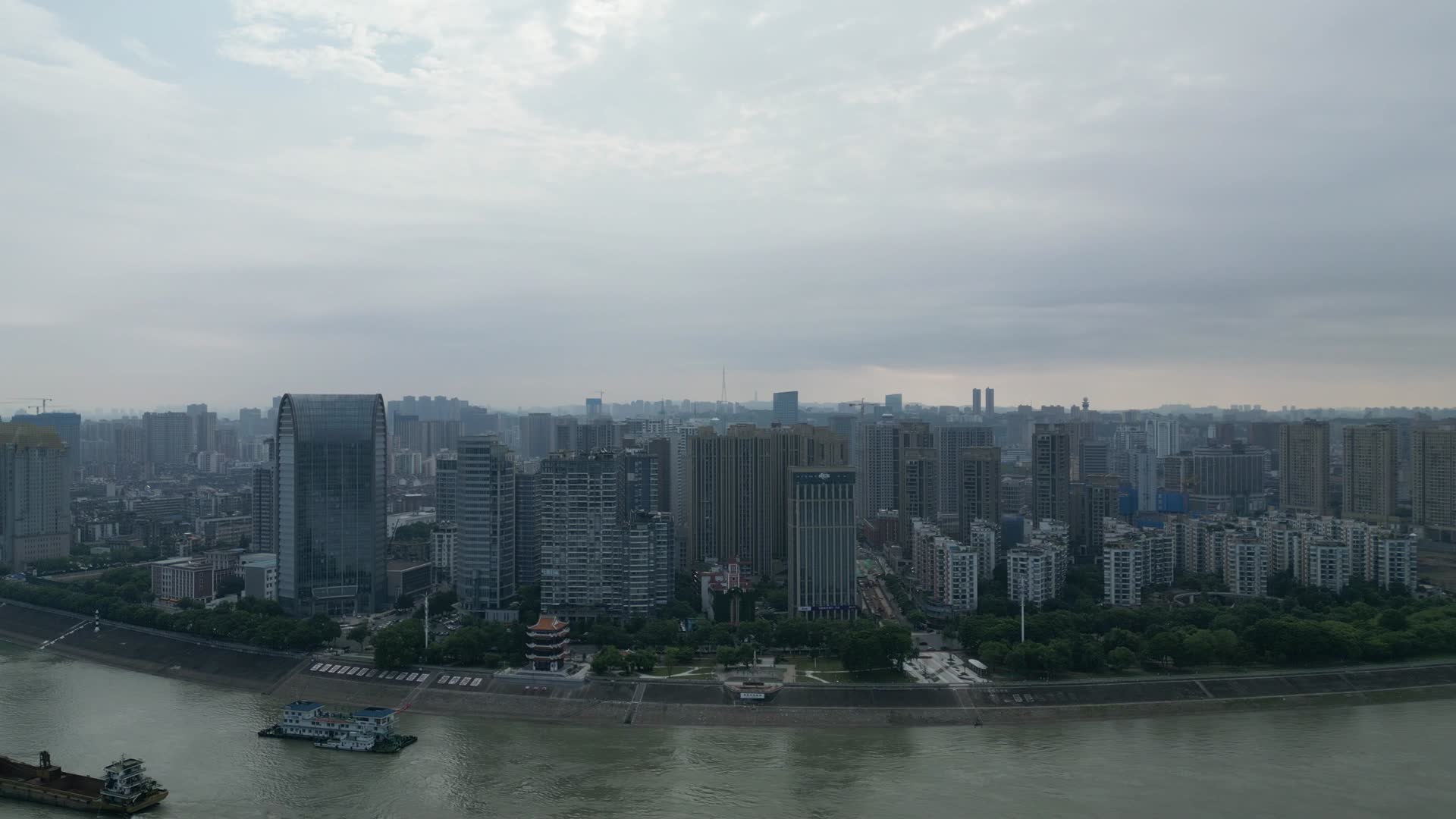 城市航拍湖北宜昌清晨视频的预览图
