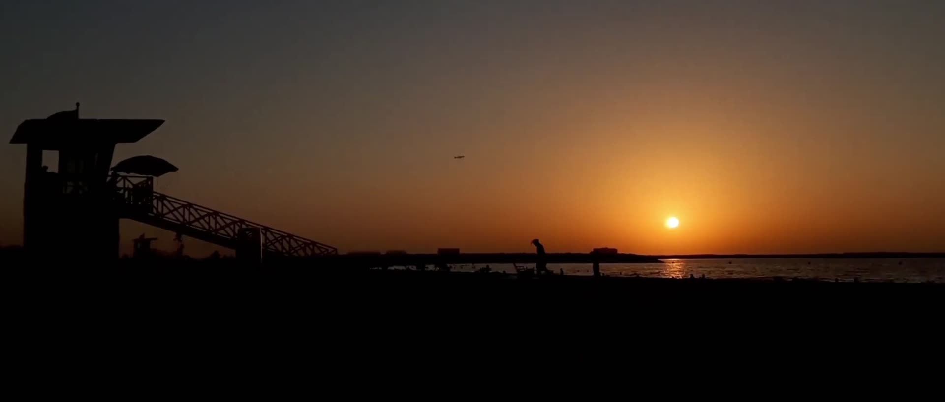 海边沙滩夕阳落日人群唯美延时视频的预览图