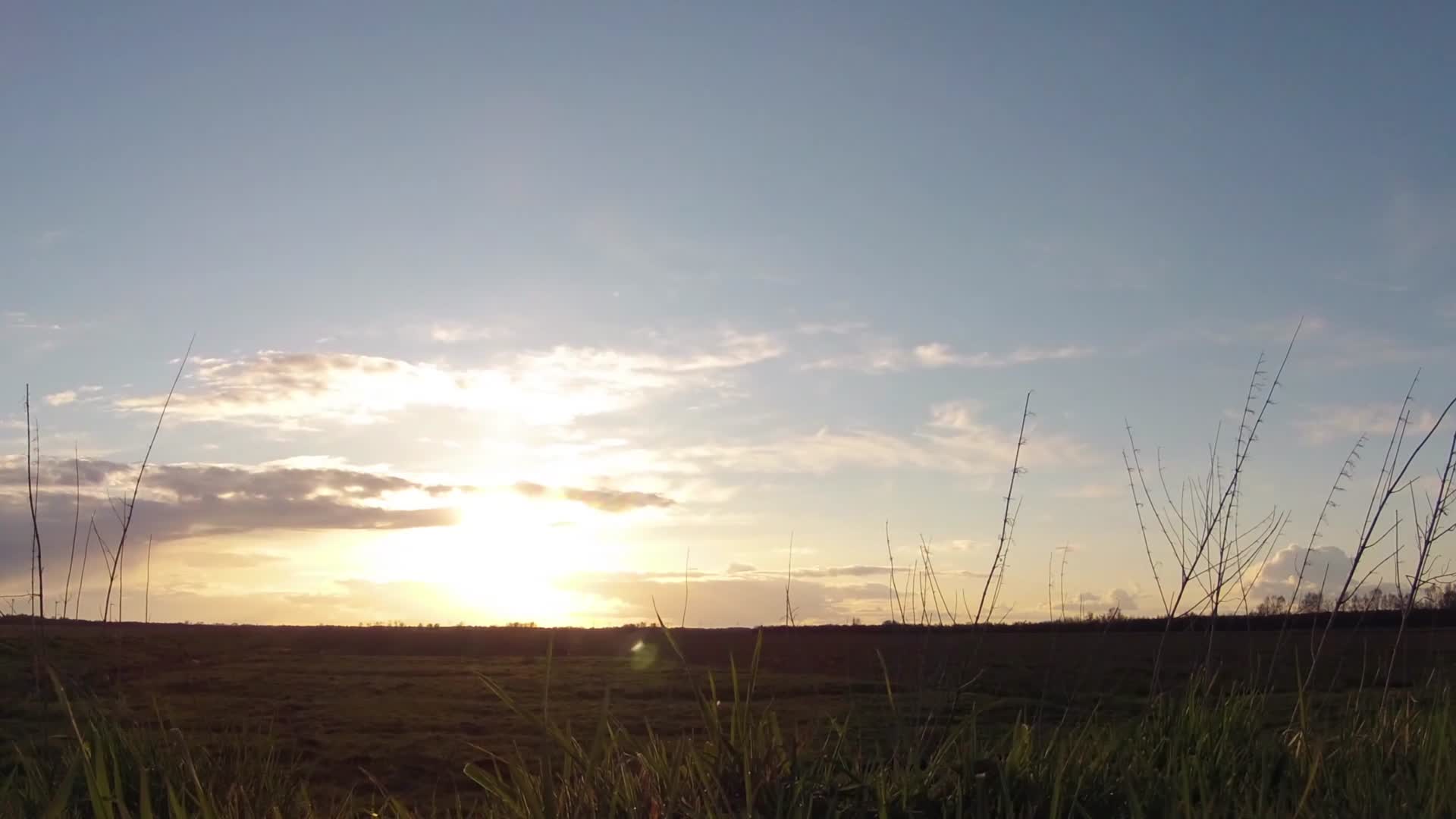 草原傍晚夕阳落日延时视频的预览图