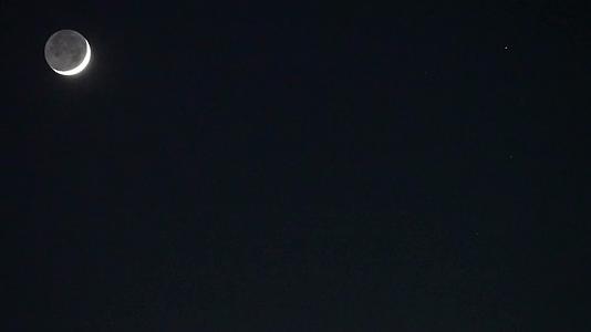 夜空月亮月牙月落延时视频的预览图