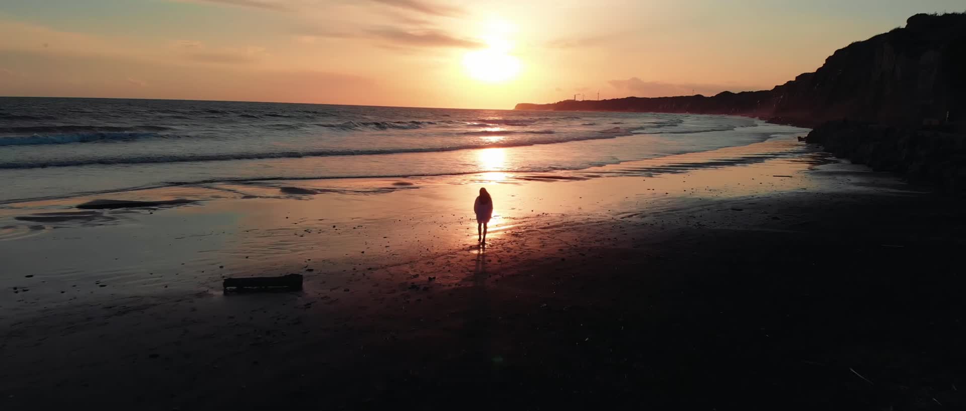 夕阳落日女子海边散步唯美航拍视频的预览图