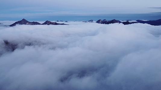 云海云雾流动群山山脉唯美航拍视频的预览图