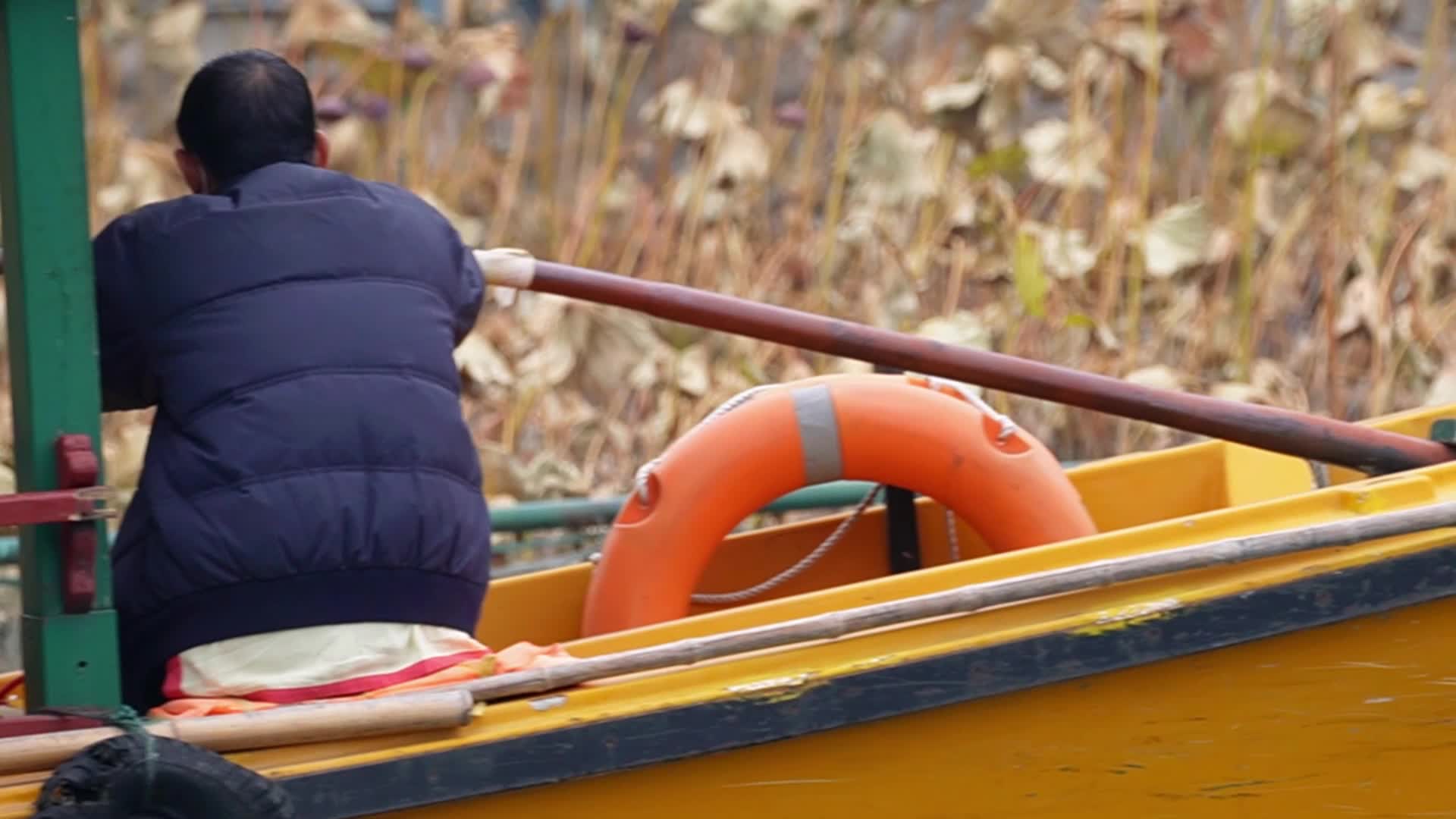 坐船划船泛舟游湖视频的预览图