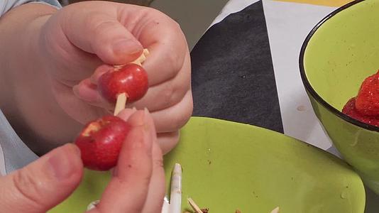 自制草莓山楂糖葫芦串水果糖葫芦视频的预览图