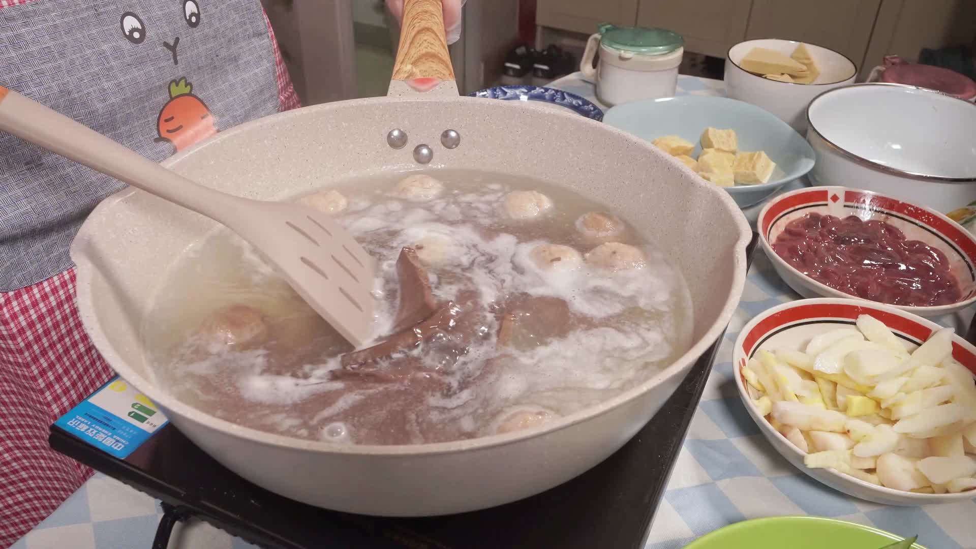 煮血豆腐鸭血豆腐视频的预览图