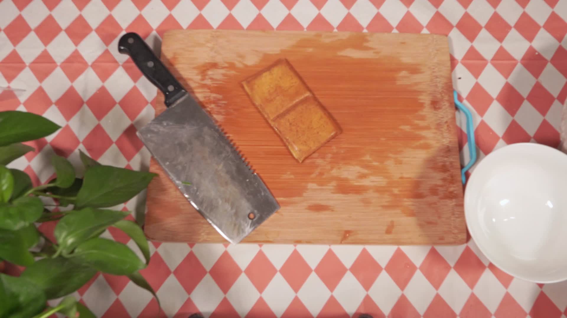 案板切豆腐干香干鸡蛋干豆制品做饭视频的预览图