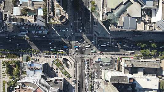 城市十字交叉路口拥堵交通俯拍视频的预览图