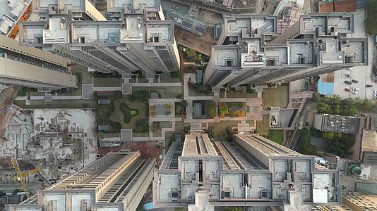 俯拍城市高楼住宅小区交通视频的预览图