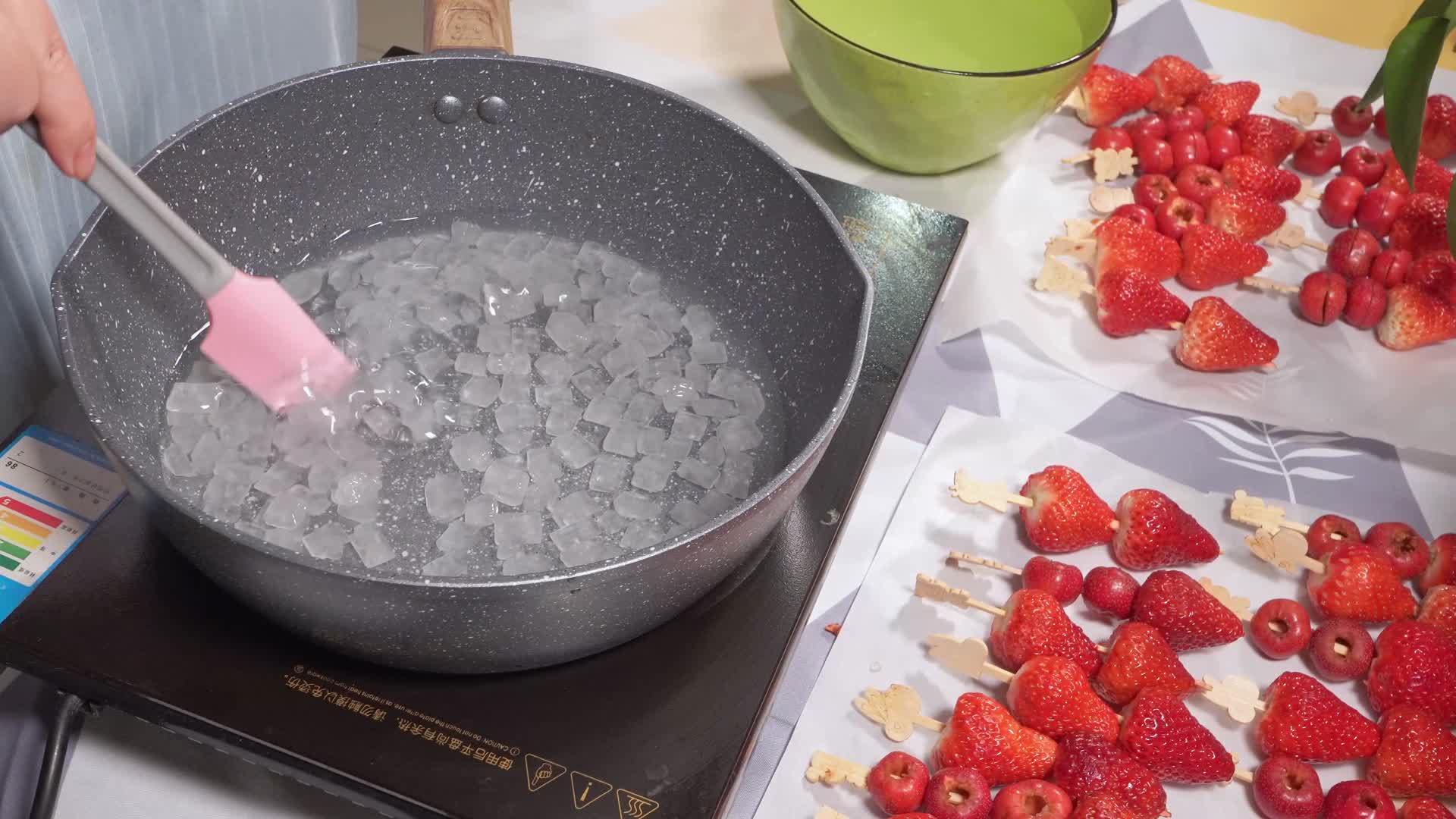 冰糖熬制糖浆制作糖葫芦视频的预览图