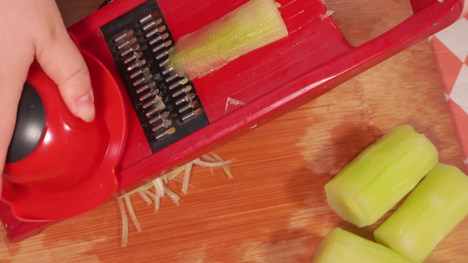 擦丝器擦莴笋丝切菜莴苣丝视频的预览图