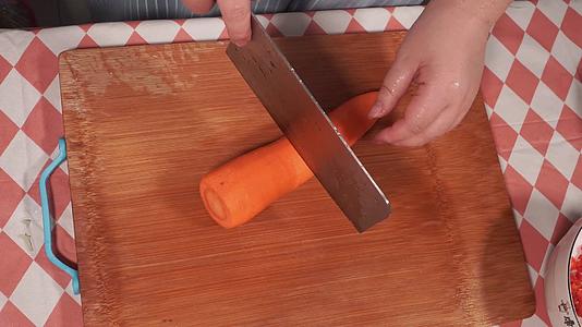 擦丝器擦胡萝卜丝处理胡萝卜视频的预览图