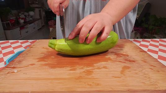 菜刀切角瓜西葫芦切片视频的预览图