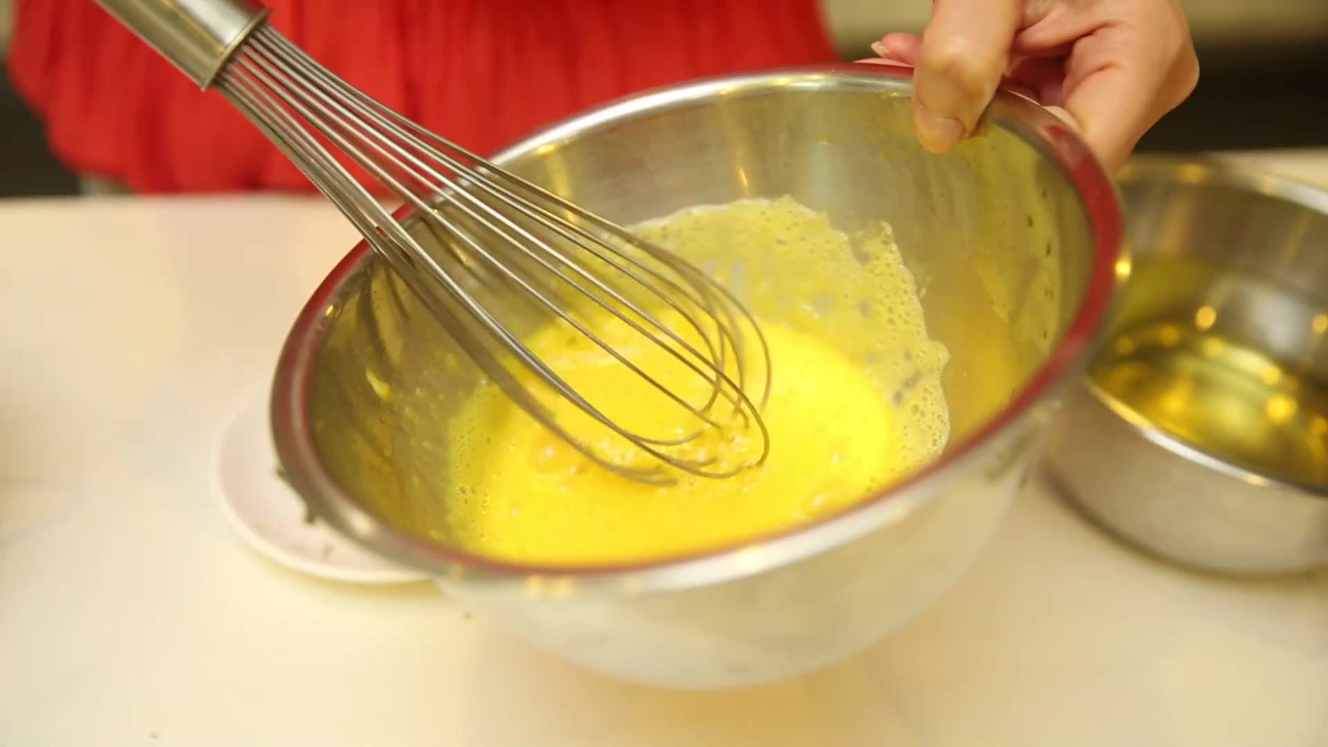 打蛋器搅拌鸡蛋液视频的预览图