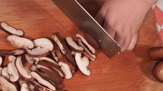 厨娘切香菇片厨师切蘑菇视频的预览图