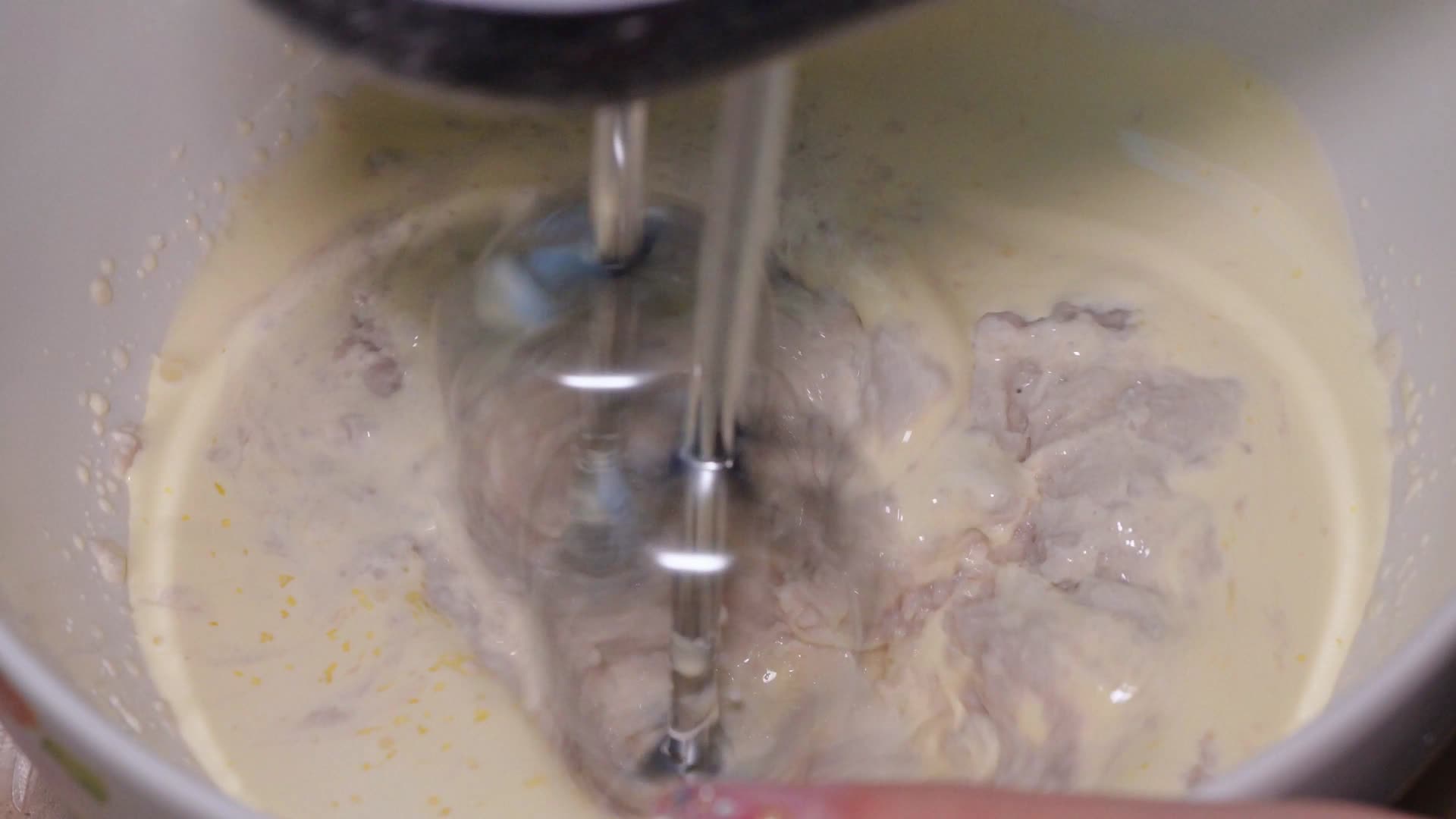 淡奶油打蛋器打发奶油做蛋糕西点视频的预览图