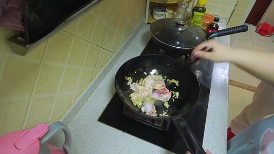 炒鸡制作可乐鸡翅根红烧鸡腿厨房做饭视频的预览图
