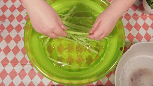 处理芹菜洗菜香芹西芹水芹视频的预览图