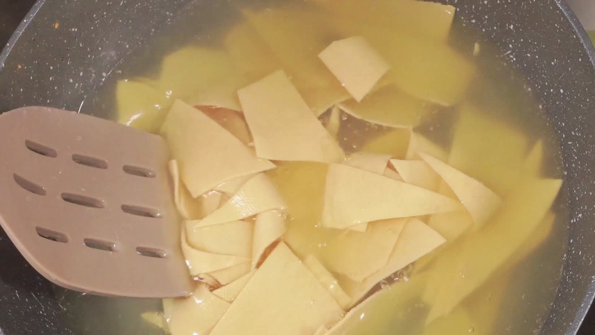 豆制品豆皮焯水去豆腥味视频的预览图