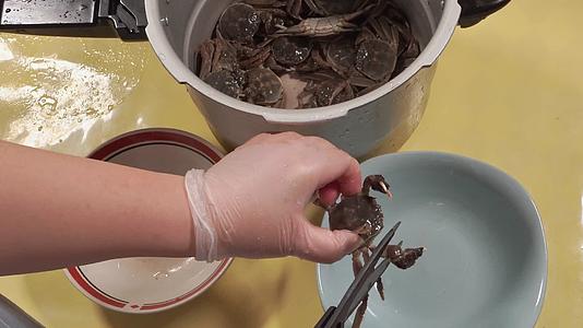 处理大闸蟹剪开螃蟹制作香辣蟹视频的预览图
