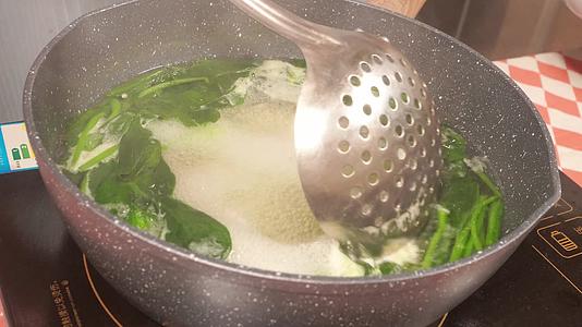 锅里放油盐汆烫菠菜菠菜苗视频的预览图