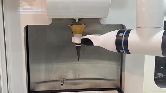 机器人制作甜筒冰激凌美食机器人甜品视频的预览图