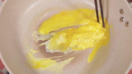 磕鸡蛋打鸡蛋搅鸡蛋炒鸡蛋摊鸡蛋视频的预览图
