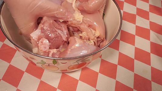 加调料腌制鸡腿肉去腥视频的预览图