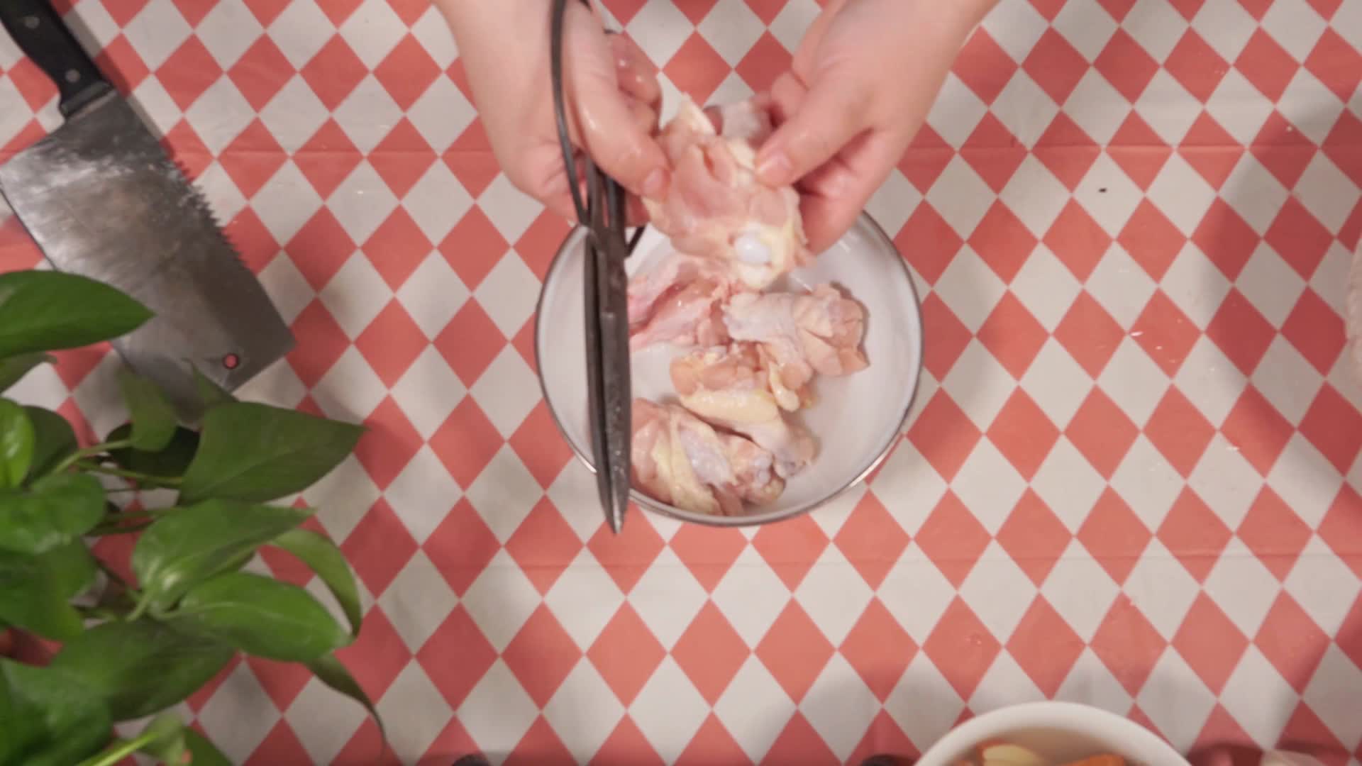 剪刀给鸡翅根小鸡腿去骨处理食材鸡肉视频的预览图