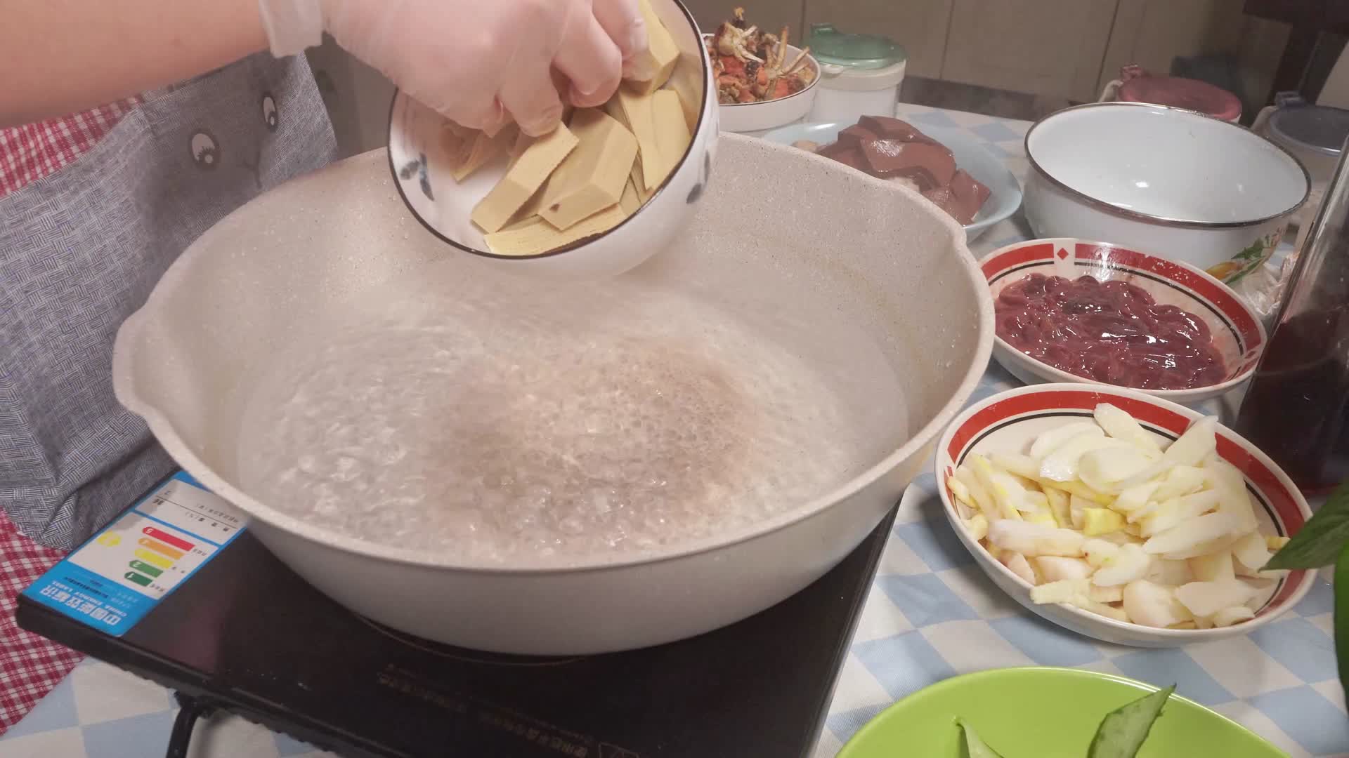 开水汆汤煮豆皮千张豆制品视频的预览图