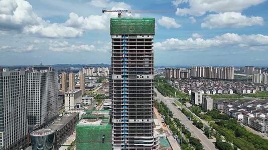 航拍城市建设房地产施工高楼视频的预览图