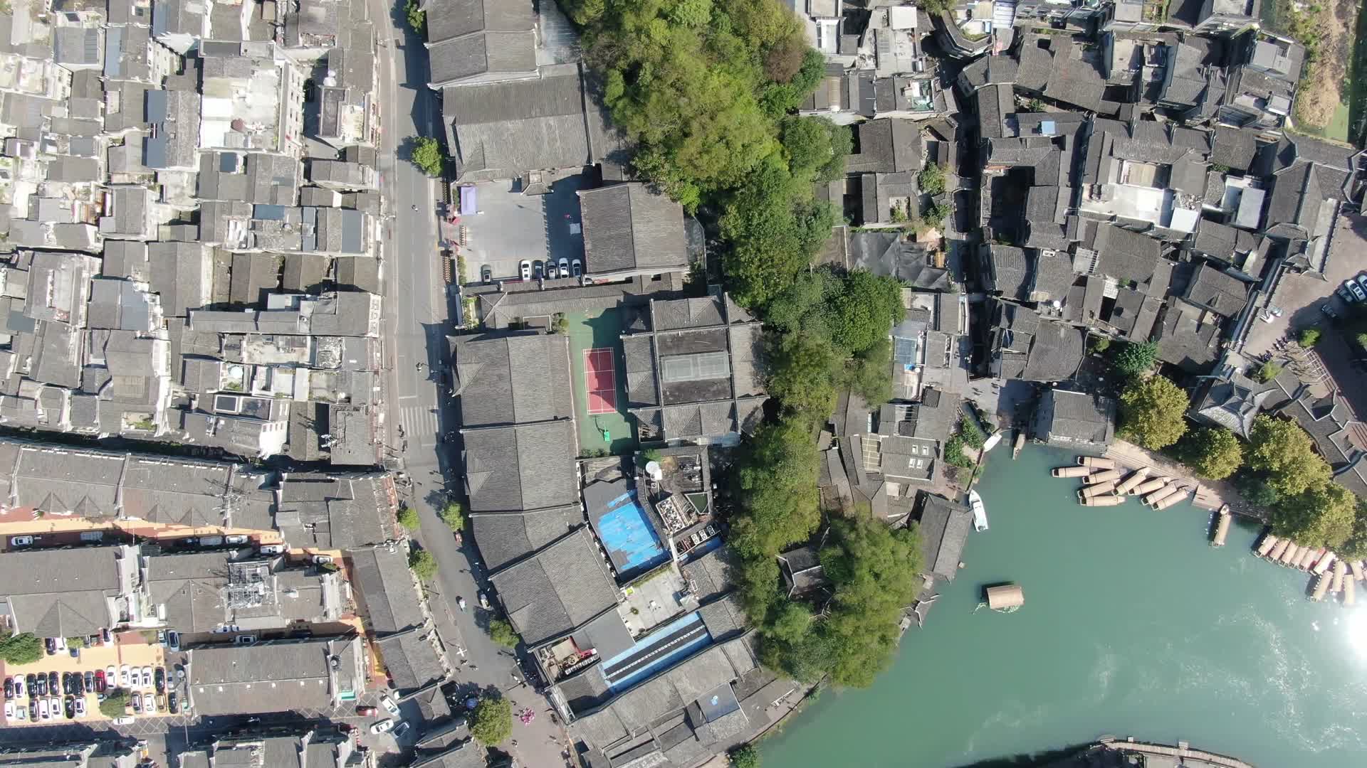 俯拍湖南凤凰古城古街古巷视频的预览图