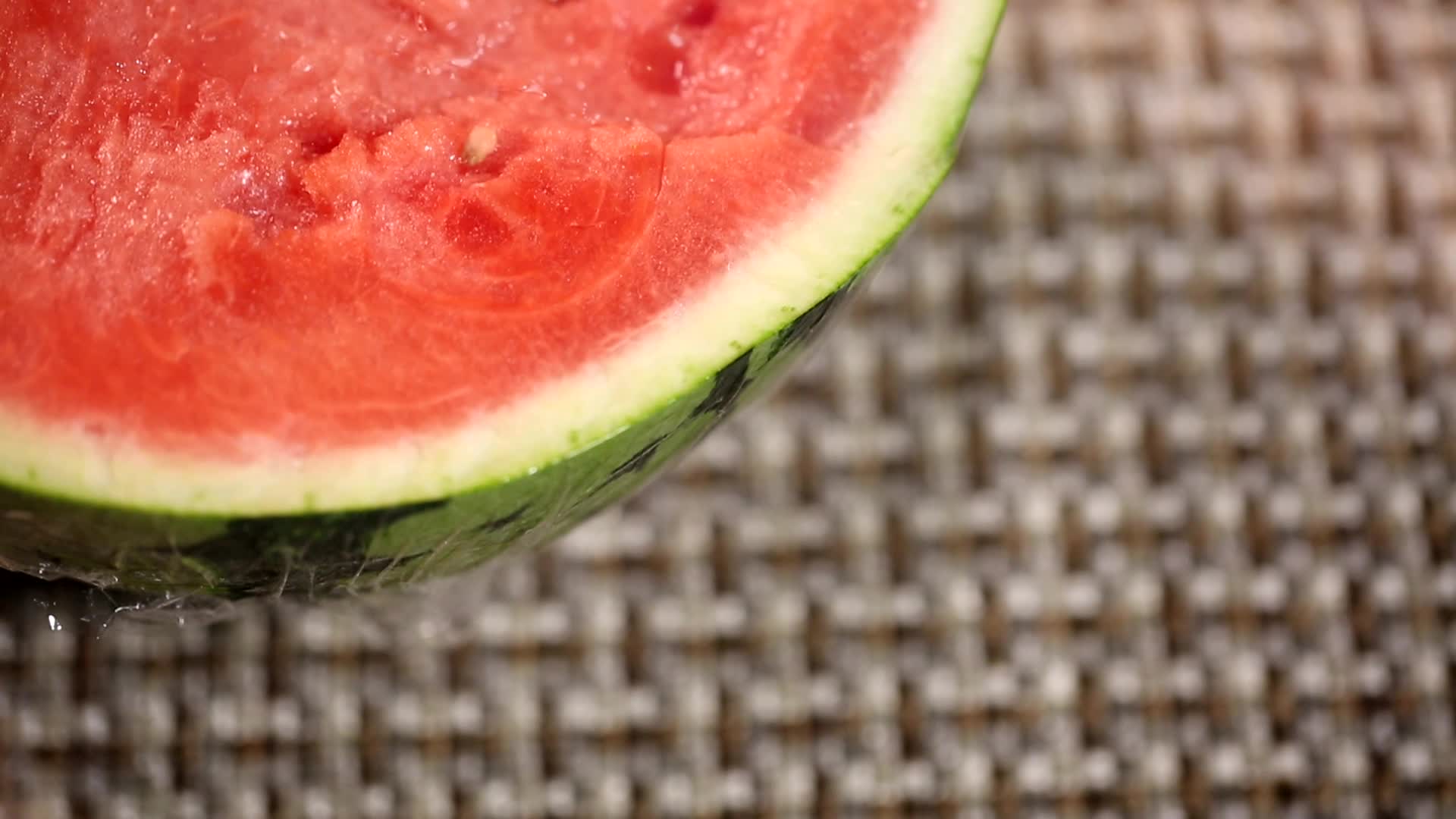 切西瓜保鲜膜包裹西瓜放入冰箱视频的预览图