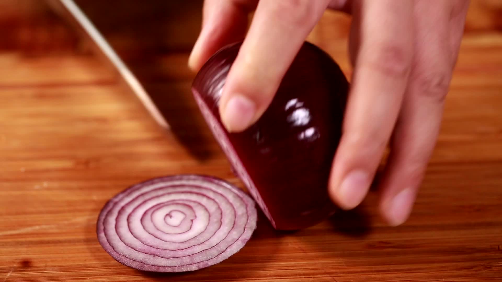切紫洋葱炒洋葱视频的预览图