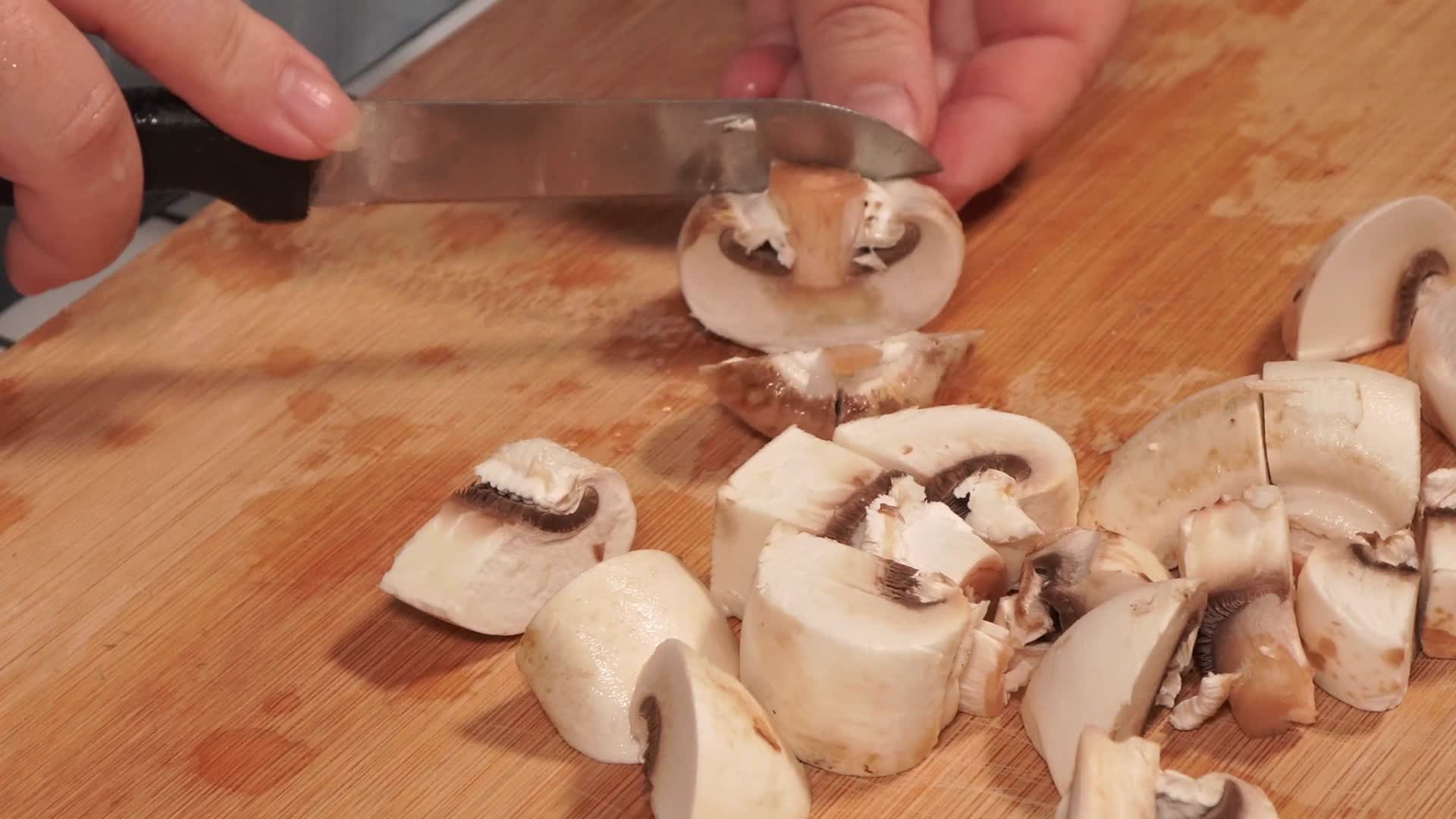 切口蘑丁蘑菇切块切蘑菇丁视频的预览图