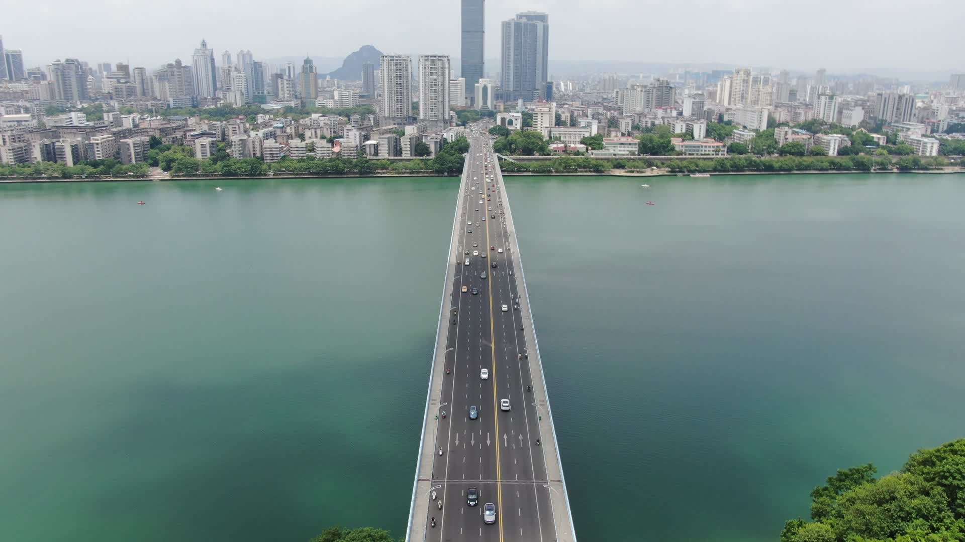 广西柳州大桥交通航拍视频的预览图