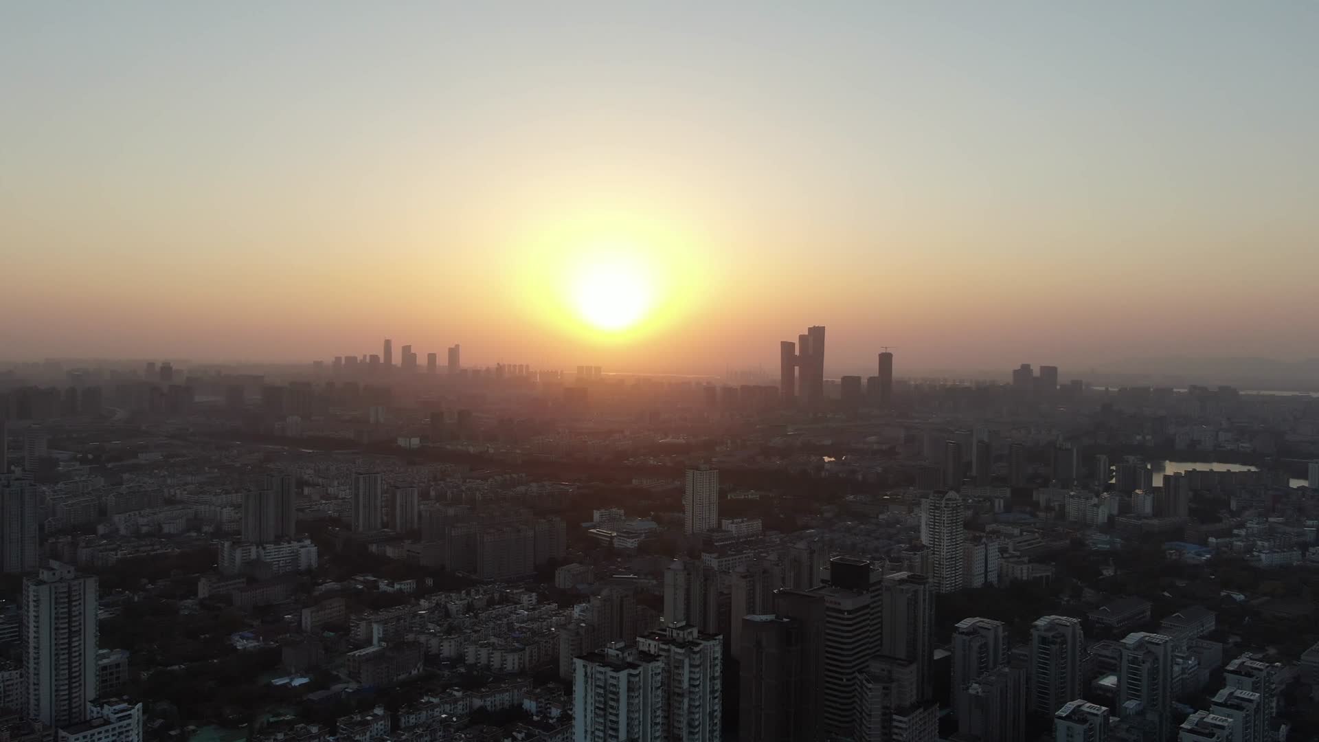 航拍城市日落晚霞夕阳江苏南京视频的预览图