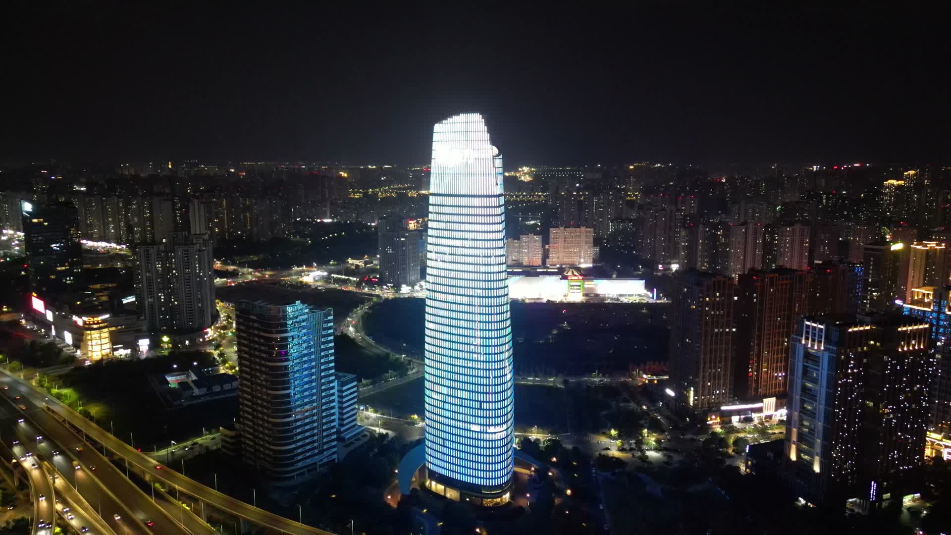 航拍江西南昌朝阳中心新力中心夜景视频的预览图
