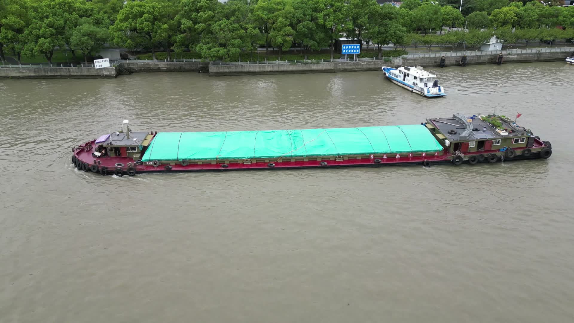 航拍江苏无锡京杭运河水运货船视频的预览图