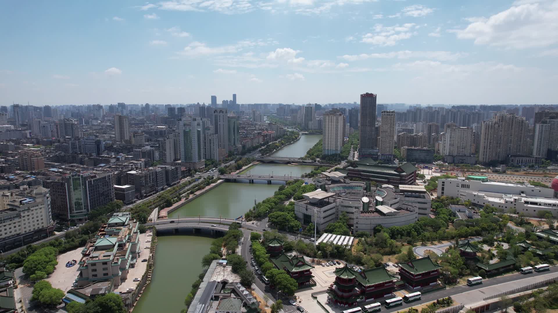 航拍江西南昌抚河城市风光视频的预览图