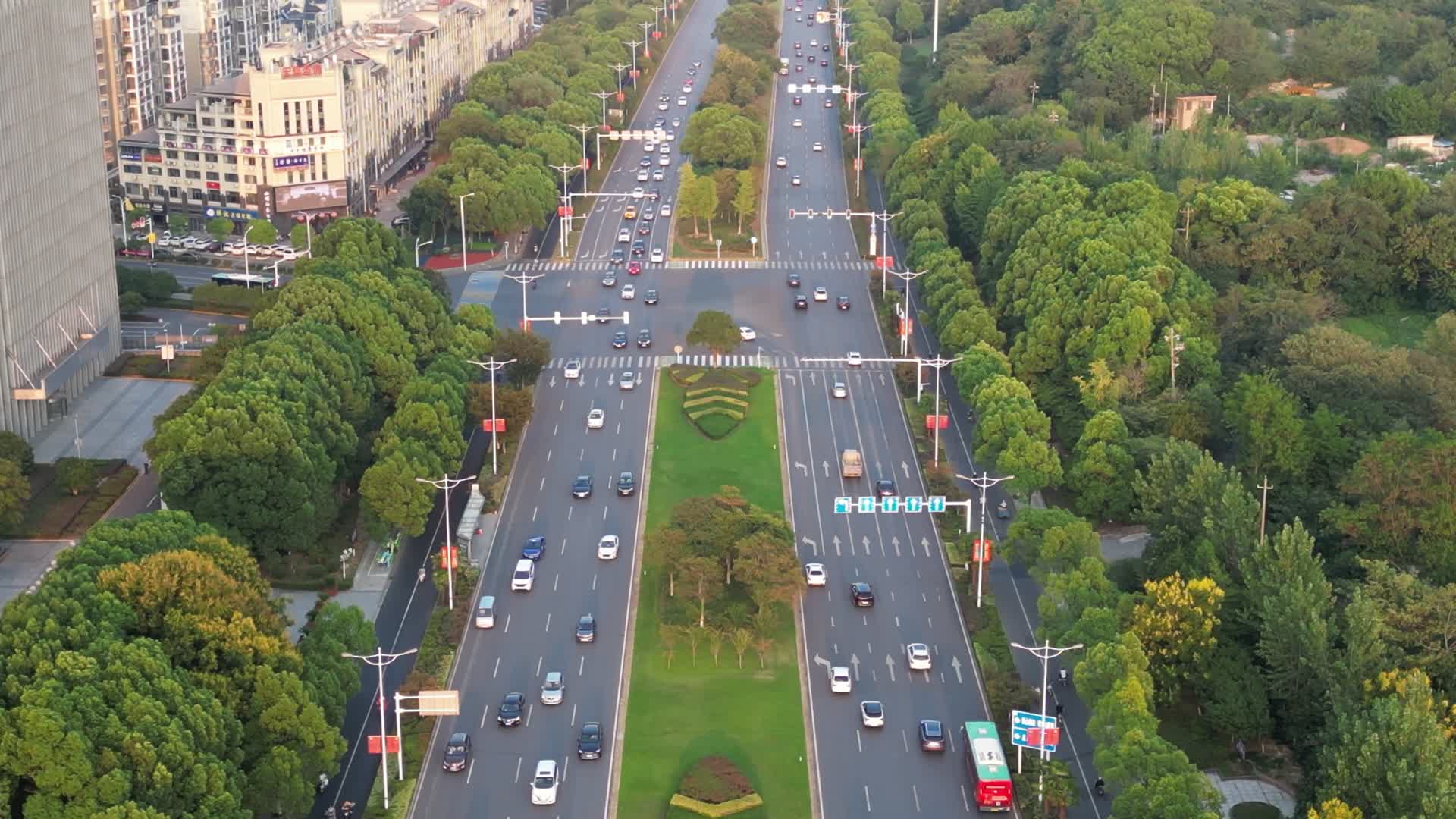航拍江苏镇江城市交通大道视频的预览图