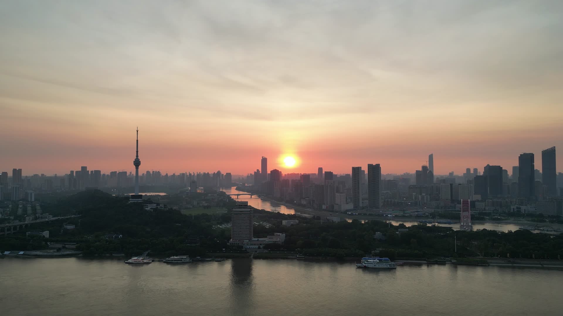 航拍湖北武汉汉口夕阳晚霞日落视频的预览图