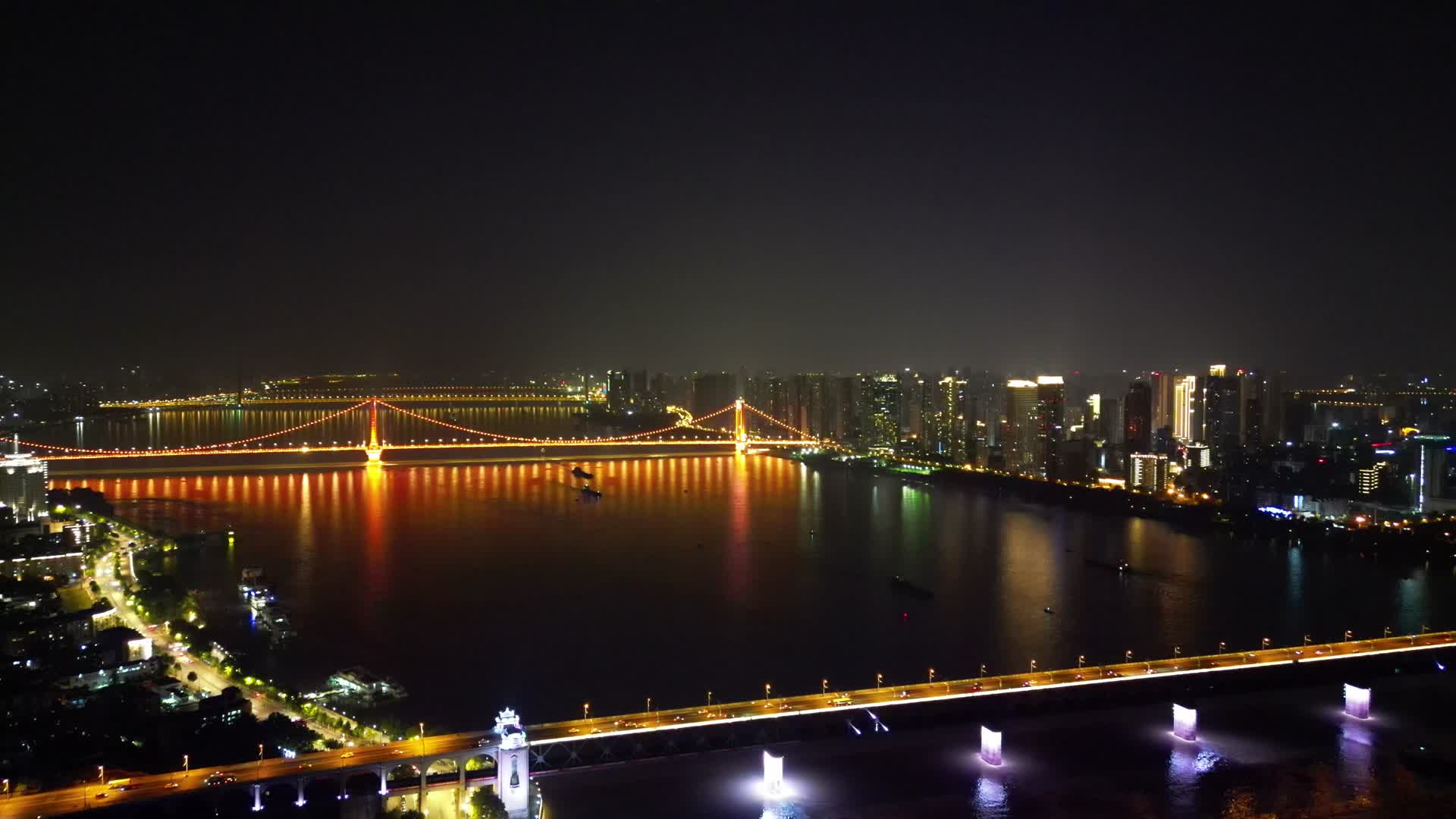 航拍湖北武汉长江大桥鹦鹉洲大桥夜景视频的预览图