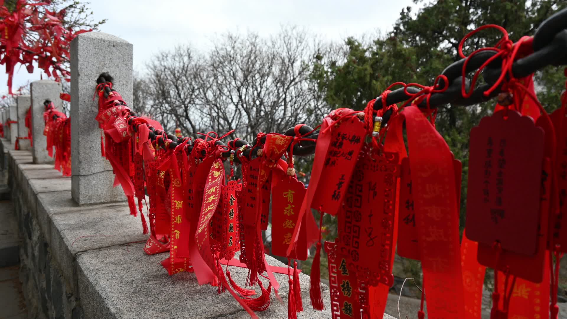寺庙寺院祈福祈愿的红飘带和许愿树实拍视频的预览图