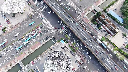 俯拍城市拥堵交通车辆行驶视频的预览图