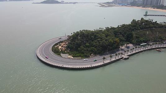 广东珠海情侣公路航拍视频的预览图