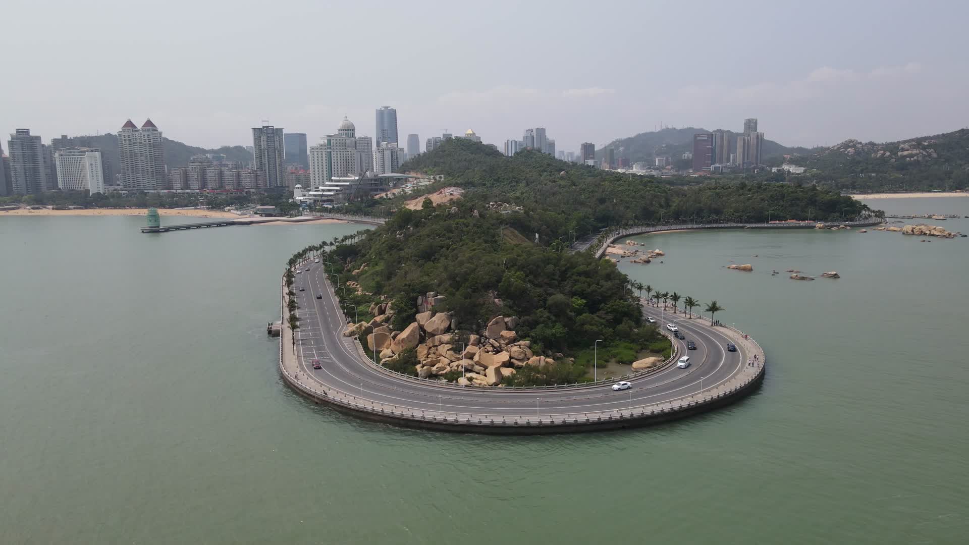 广东珠海情侣公路航拍视频的预览图