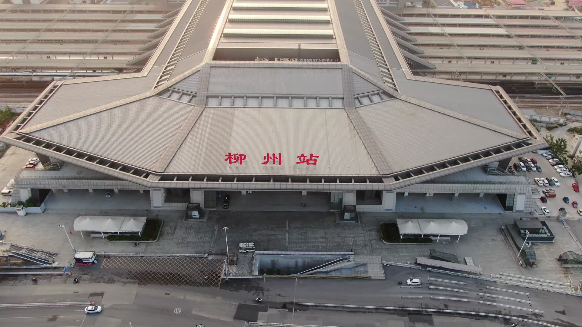 广西柳州火车站交通运输航拍视频的预览图