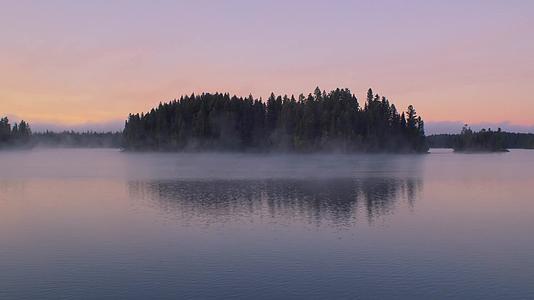湖面傍晚夕阳薄雾唯美延时视频的预览图
