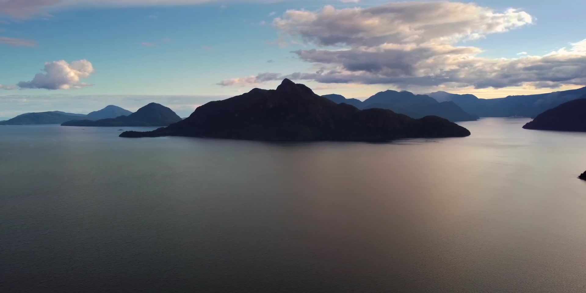 湖面远山阳光倒影唯美航拍视频的预览图